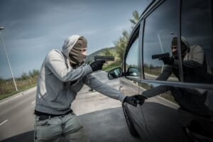 Delincuentes armados asaltan a dos jóvenes para llevarse un vehículo