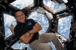 El astronauta Frank Rubio charlará con niñas y niños hispanos desde el espacio