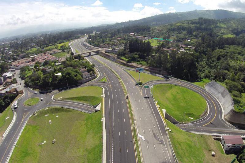 Movilidad. En Quito es necesario solucionar la congestión vehicular para ir a los valles.