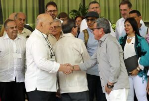 El Gobierno colombiano y el ELN firman los protocolos de cese al fuego