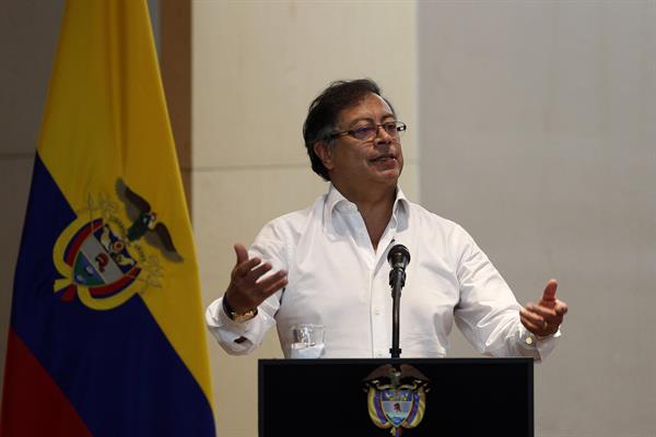 Acto. El presidente de Colombia, Gustavo Petro, firmó el decreto del cese al fuego.