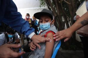 Millones de niños en riesgo mortal pese avance de vacunación