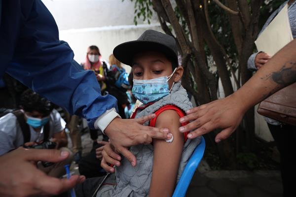Inmunizaciones. Niño mientras es vacunado contra la Covid-19 en México. EFE