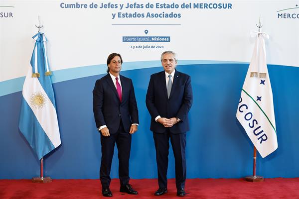 Posturas. El presidente de Uruguay, Luis Lacalle Pou, y su homólogo de Argentina, Alberto Fernández (d), mantienen posiciones distintas sobre Venezuela.