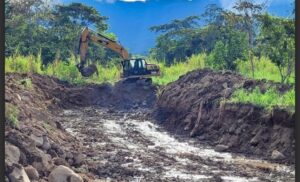 Construyen escavadoras para proteger a la comunidad de El Pangui ante el Fenómeno del Niño