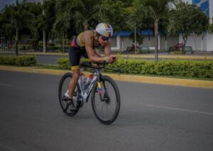 Andrés Barrionuevo atleta de Baños logra el tercer lugar en el Ironman 70.3 de Manta