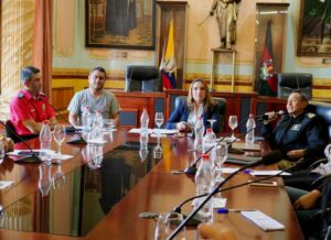 Decisiones. Personal de varias instituciones durante la reunión del COE Cantonal de Otavalo, donde se informó del inicio de la regularización de muelles y embarcaciones en San Pablo.