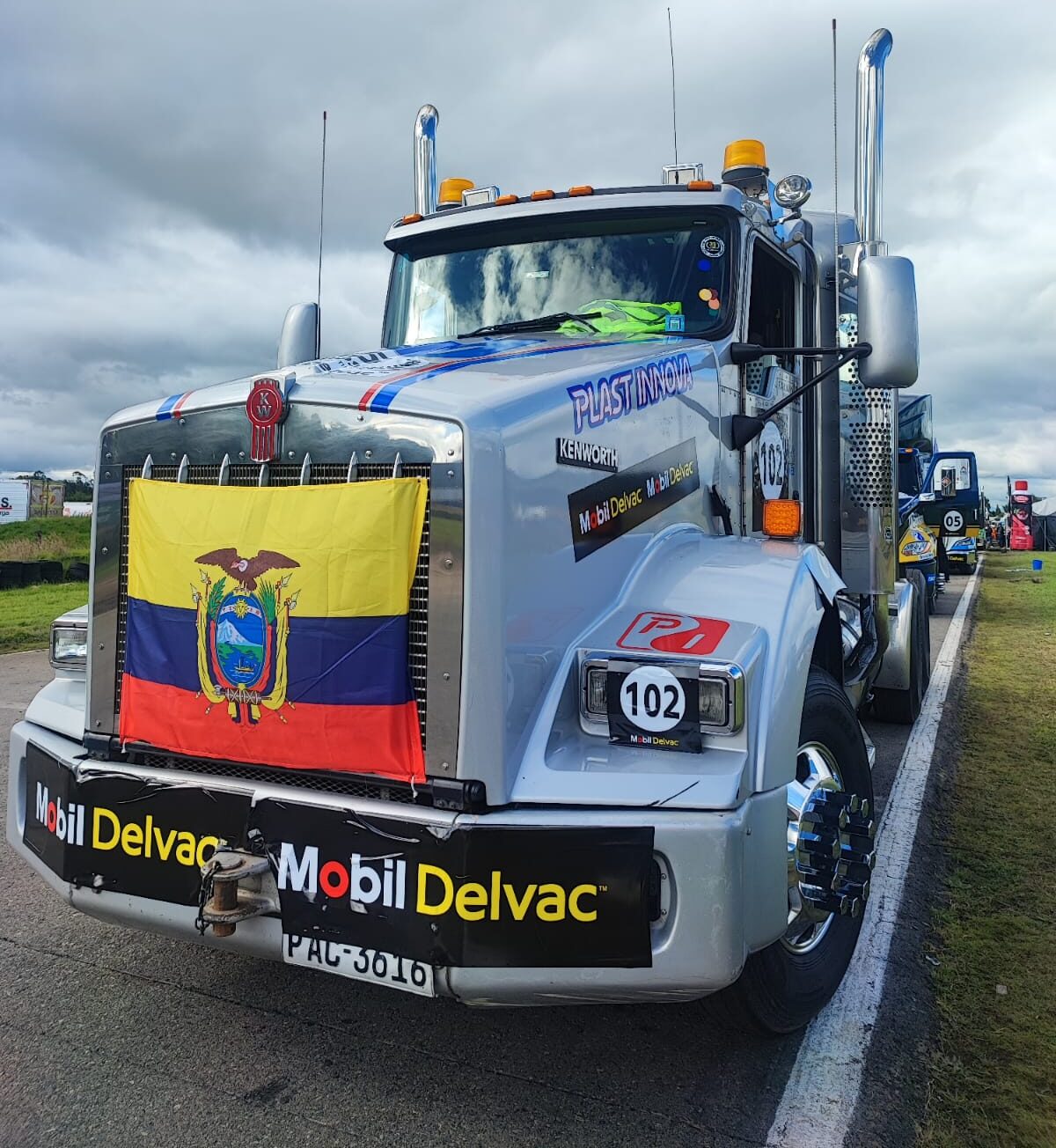 El cabezal 102 compitió los tres días con la bandera de Ecuador.