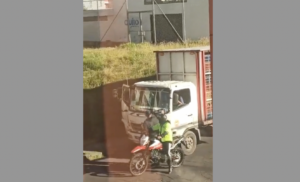 Video registra cuando un falso agente de la AMT ayuda a robar al dueño de un camión