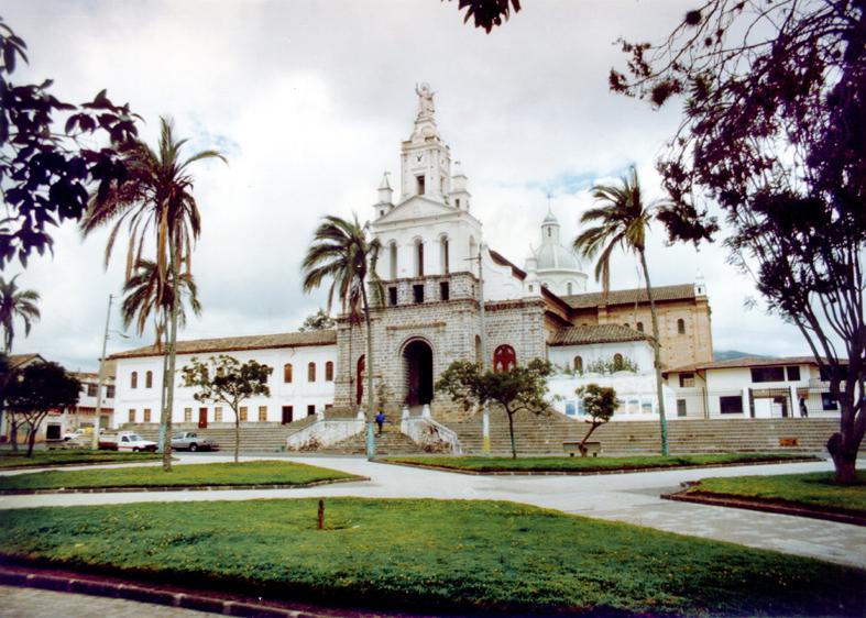 La plaza central y la iglesia matriz de Cotacachi, en una foto de 1992. (Foto: Enciclopedia del Ecuador)