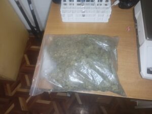 Ciudadanos son amenazados  para vender droga en Ambato
