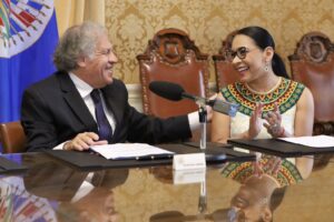 Diana Atamaint viajó a Washington para firmar acuerdo de observación electoral con la OEA