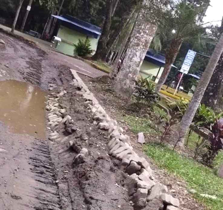 PROBLEMA. El peso de las volquetas y maquinaria deterioró el ingreso al malecón.