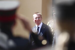 Letonia posesiona al primer presidente abiertamente homosexual de la Unión Europea