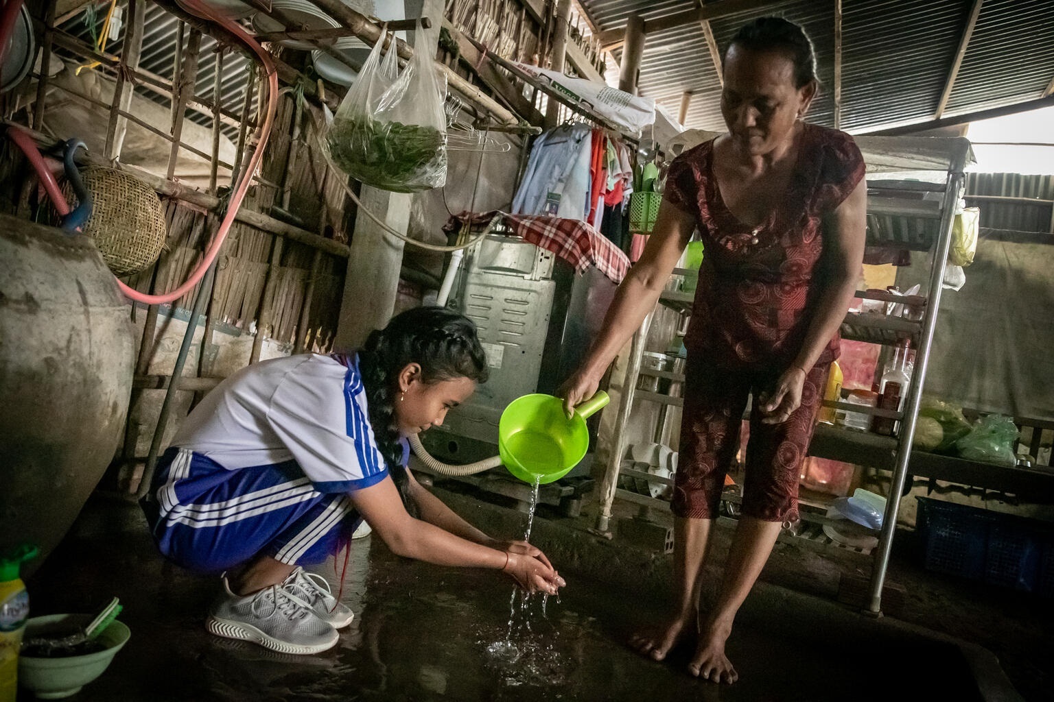 Realidad.Una niña y su abuela distrito con falta de suministro de agua en el distrito de Long Phu, provincia de Soc Trang (Vietnam). - UNICEF