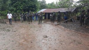 El Ejército de Ecuador detiene a seis personas en territorio colombiano