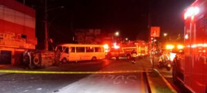 Tragedia en Caupicho: Un fallecido y seis heridos tras colisión de camioneta y microbús en sur de Quito