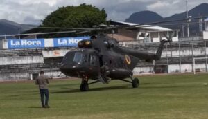 Helicóptero aterrizó en medio de un partido en el estadio de Ibarra