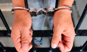 Policía atrapa a presunto expendedor  de droga en el centro de Ambato