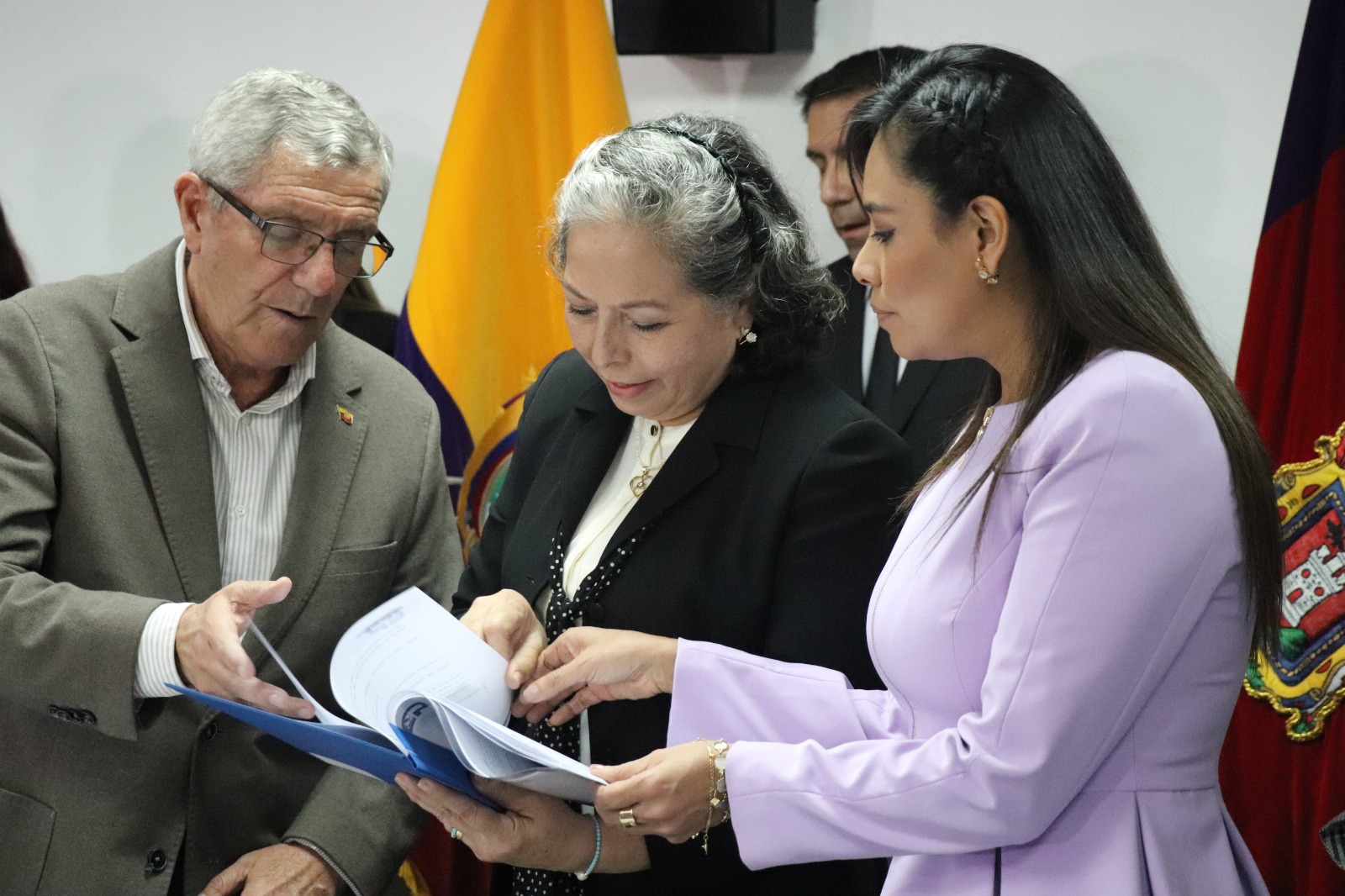 ACTO. Patricia Ochoa, viuda del general Gabela, recibió el informe del perito argentino.