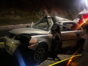 Vehículo se estrella contra un poste en Ambato