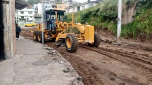 57 vías en reparación colapsan el tráfico en Quito
