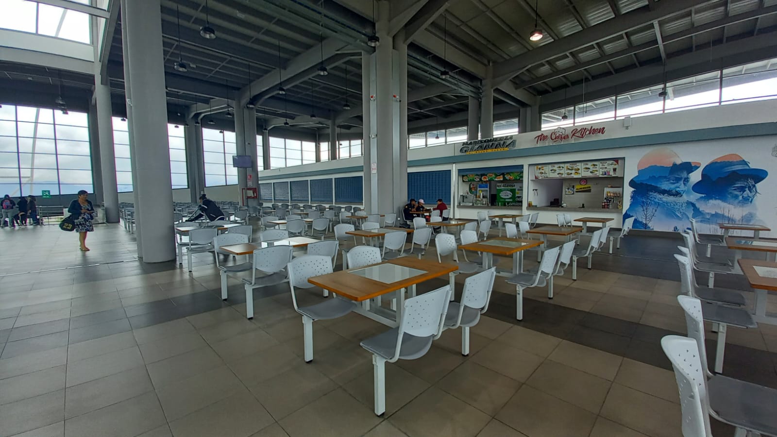 Este es el panorama del patio de comidas de la Terminal Terrestre Sur de Ambato.