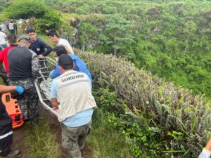 Rescatan a un niño que cayó a un cráter volcánico en Galápagos