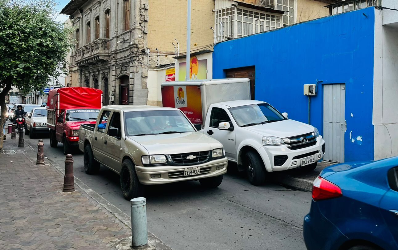 En la calle Quito entre Sucre y Bolívar es recurrente ver cómo la camioneta se ubica sobre la vereda.