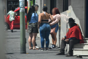 Prostitución se extiende  en las calles de Ambato