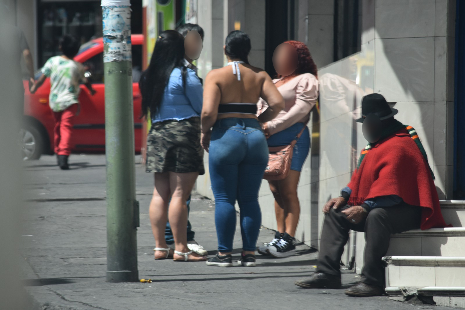 En la calle Olmedo hay cada vez más mujeres ofreciendo servicios sexuales.
