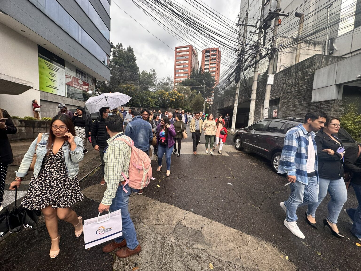 JUDICATURA. Trabajadores evacuaron por amenaza de bomba en edificio de Quito. Foto: Archivo