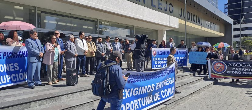 PLANTÓN. Abogados de Pichincha protestaron en el Complejo Judicial el miércoles 12 de julio de 2023.