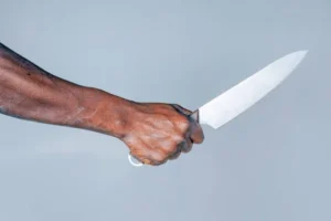 Ataca a cuchillazos a su ‘ex’ dentro de su casa
