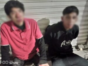 Vecinos golpean a ladrones que robaron a un adolescente