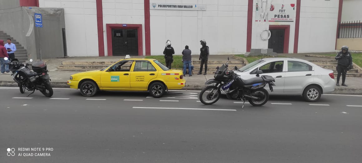 Según la víctima del robo, a bordo de este taxi se movilizaban los delincuentes que la atracaron.