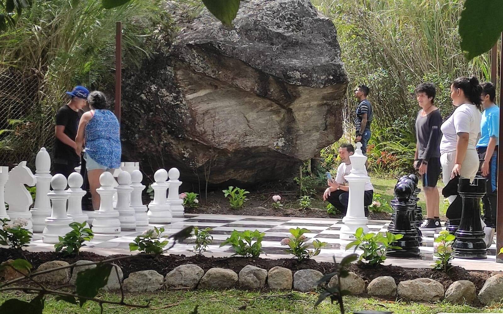 El parque tiene un tablero gigantesco de ajedrez desde el año 2022.