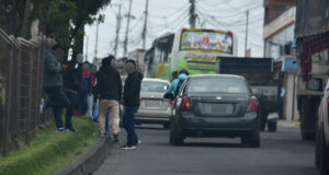 Vendedores de carros se toman un  tramo de la avenida Confraternidad
