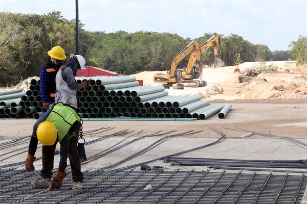 Obra. Trabajadores laboran en la construcción del tramo 4 del Tren Maya.