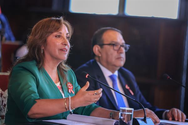 Acto. La presidenta Dina Boluarte acompañada por ministros de Estado. EFE