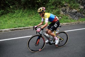 Carapaz sufre una caída en la primera etapa del Tour de Francia y pierde varios minutos