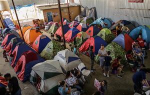 Migrantes desesperados cruzan la frontera de México a EE.UU. pese a los crecientes riesgos