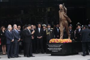 ¿Qué pasó con el ofrecimiento de Pabel Muñoz de traer de vuelta a Quito la estatua de Néstor Kirchner?