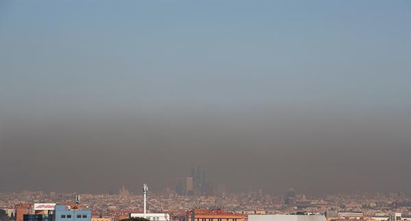 AMBIENTE. Capa de contaminación sobre la ciudad de Madrid en una fotografía de archivo. EFE