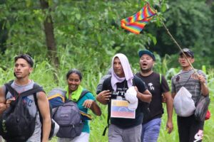 Honduras detiene a migrantes de Ecuador y Senegal que viajaban con un coyotero