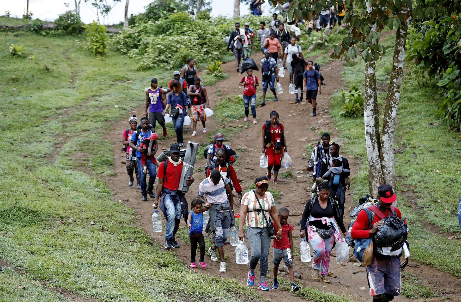 La falta de oportunidades orilla a miles de personas a migrar