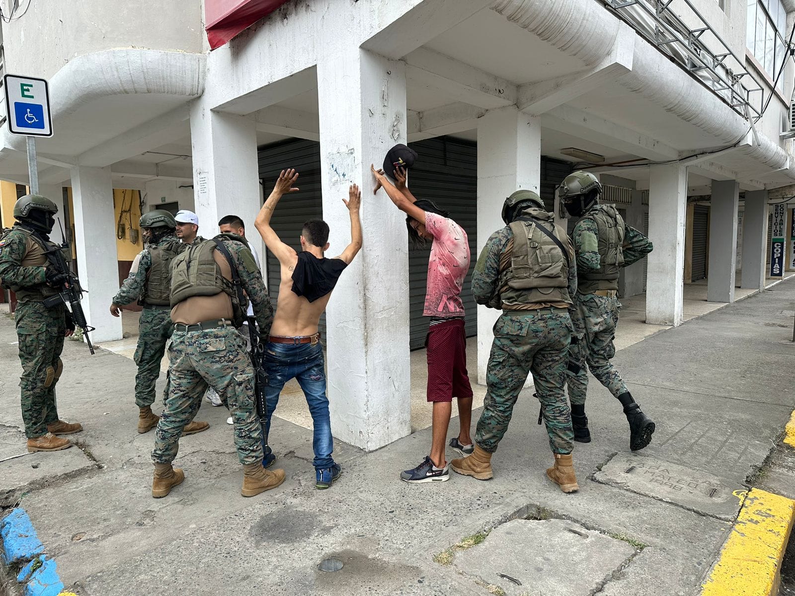 SEGURIDAD. En diferentes puntos de la ciudad se pudieron observar a los uniformados.