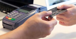 Negocios populares y microempresas ya no deben hacer retenciones de IVA y renta en pagos con tarjeta