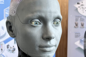Robots e inteligencias artificiales muestran su lado más humano en una cumbre global
