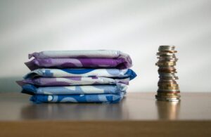 Niñas cortan una toalla sanitaria en tres partes por falta de recursos